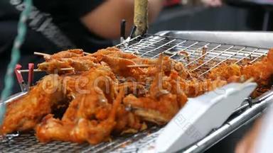 泰国的街头美食.. 在面糊里炸鸡块。 街上的卖家正在卖一道异国风味的菜